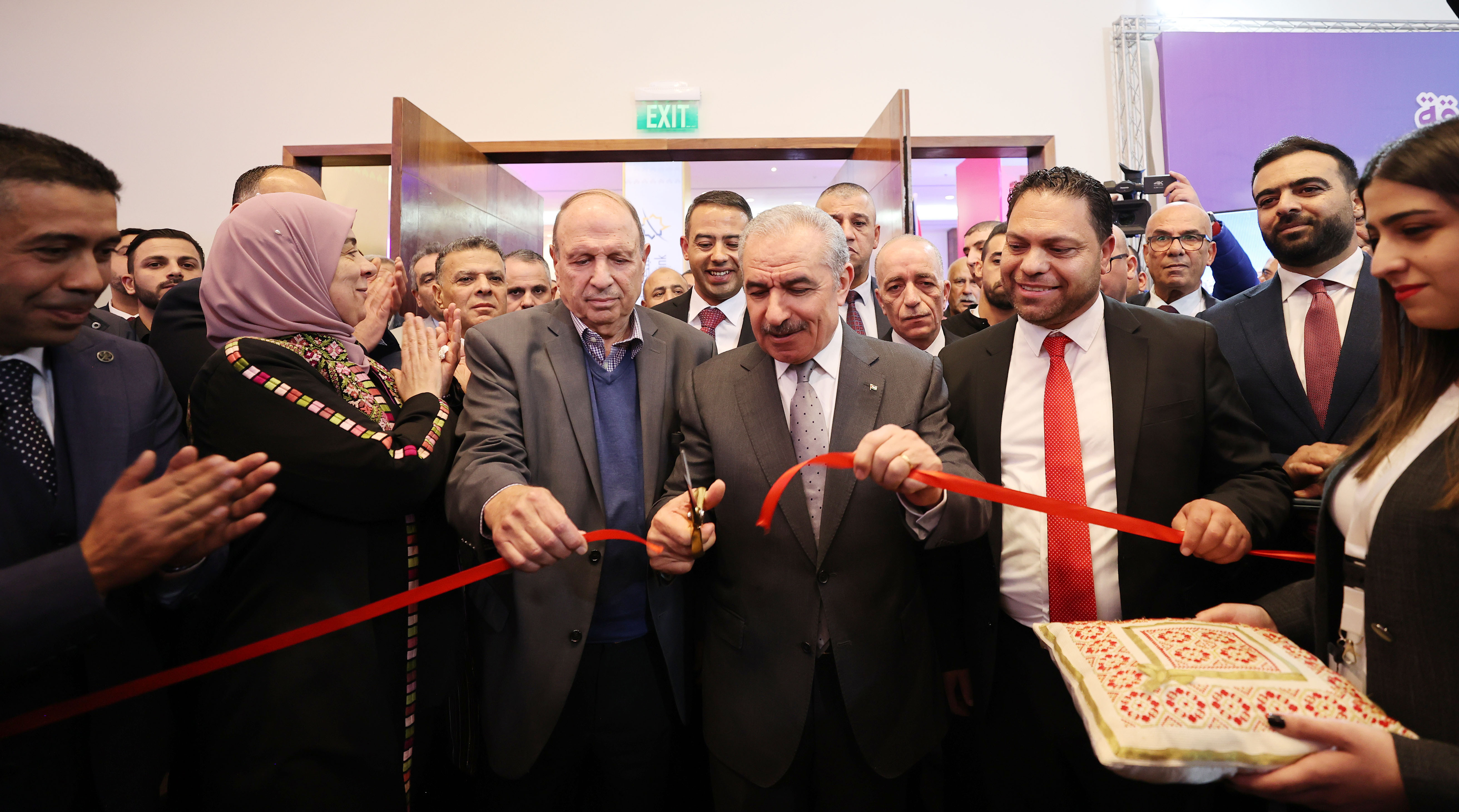 افتتح معرض فلسطين العقاري 2022... اشتية يدعو القائمين على القطاع العقاري للتوجه نحو الاستثمار في القدس والأرياف
