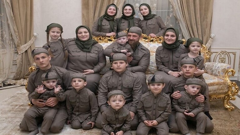 بوتين يمنح لقب "الأم البطلة" الأول في روسيا لزوجة رمضان قديروف
