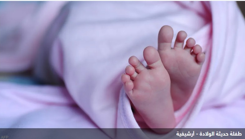 معجزة أنقذت رضيعة.. وُضعت بحقيبة وأُلقيت بالنهر
