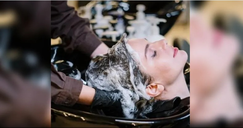 غسل الشعر في صالون التجميل.. طبيب يحذر من خطر قاتل

