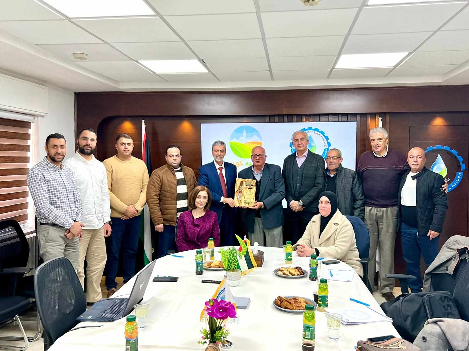 بلدية كوبر تكرّم المدير العام لمصلحة المياه وكافة الطواقم العاملة فيها لجهودهم المتميزة في التخفيف من حدة أزمة المياه في البلدة

