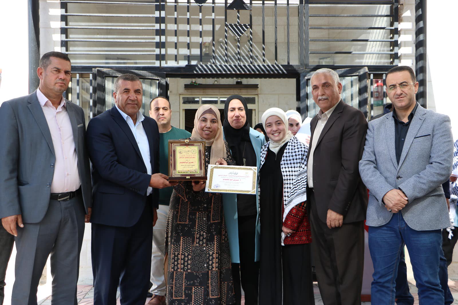 "التربية" ومحافظة الخليل تكرمان الطالبة سلسبيل صوالحة الفائزة بلقب تحدي القراءة
