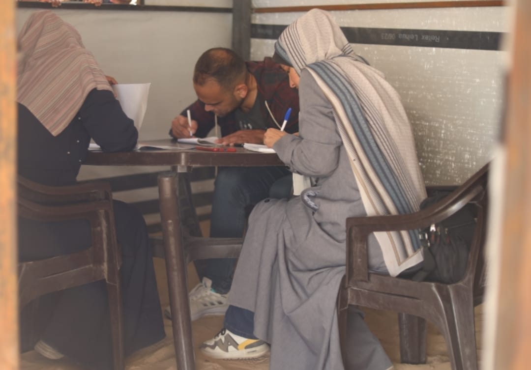طلبة غزة يدوسون مخططات الاحتلال لتجهيلهم بالالتحاق بالمبادرات التعليمية
