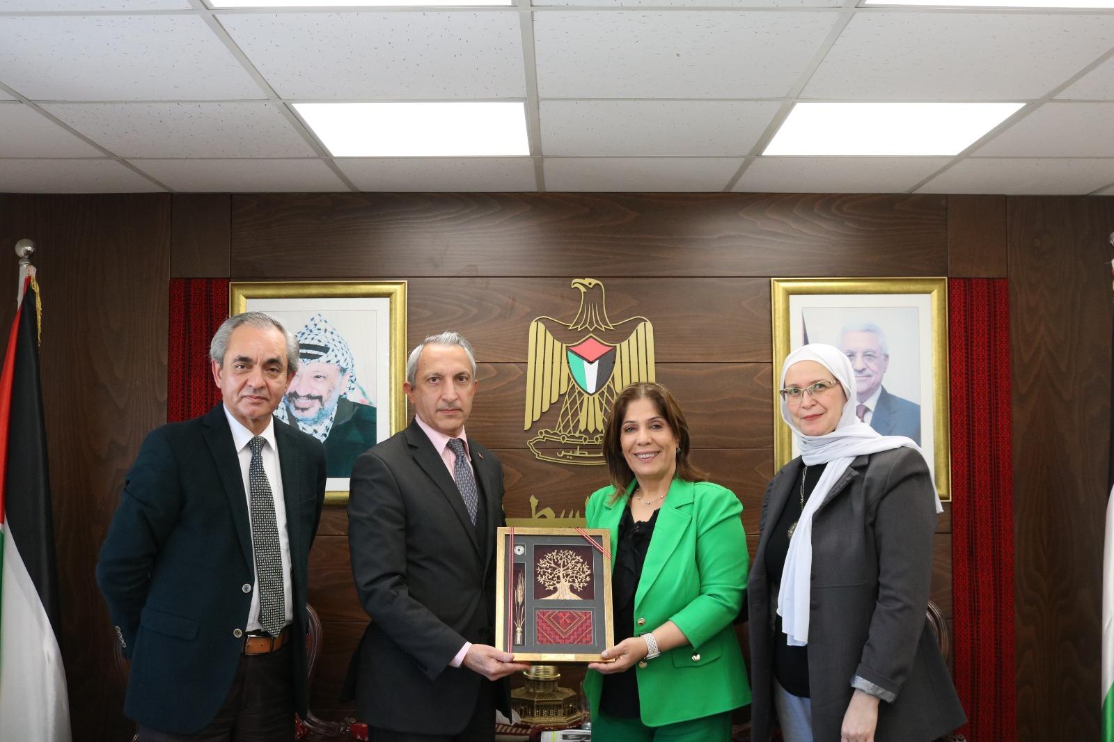 الخليلي تُطلع القنصل التركي العام على واقع النساء والفتيات في ظل العدوان وحرب الإبادة

