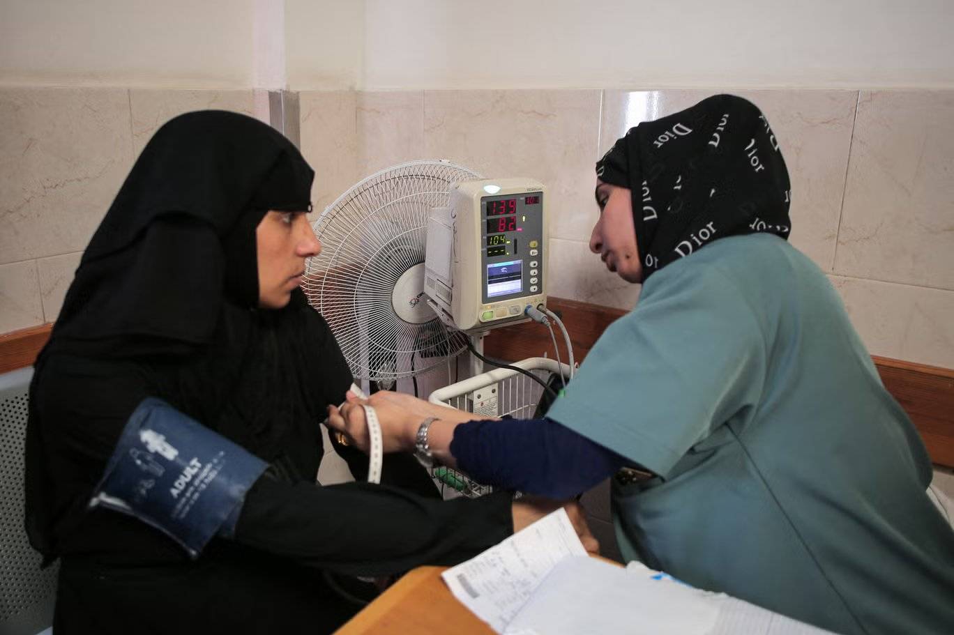 خفض المساعدات الأميركية يدفع أمهات غزة نحو حافة الانهيار
