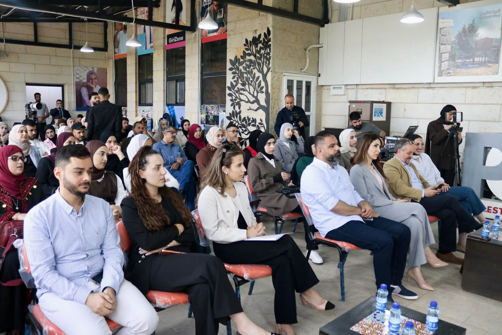  وزيرة العمل د. إيناس العطاري تسلّم 13 مشروعاً ريادياً لخريجي برنامج "تميّز": شبابنا صُنّاع فرص لا باحثون عن عمل

