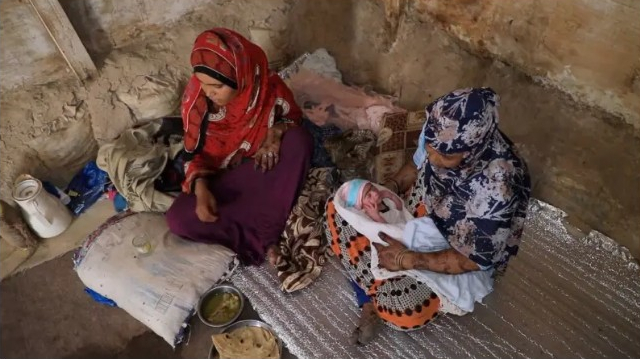 "كل يوم أخشى أن أفقد طفلي": معاناة الفتيات مع الإجهاض في مخيمات تعز
