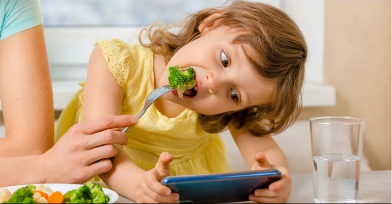 دراسة تربط الوزن الزائد لدى الأطفال بالهاتف والتلفزيون..كيف؟
