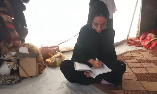 غزّيات يواصلن تعليمهن الجامعي في مخيمات النازحين

