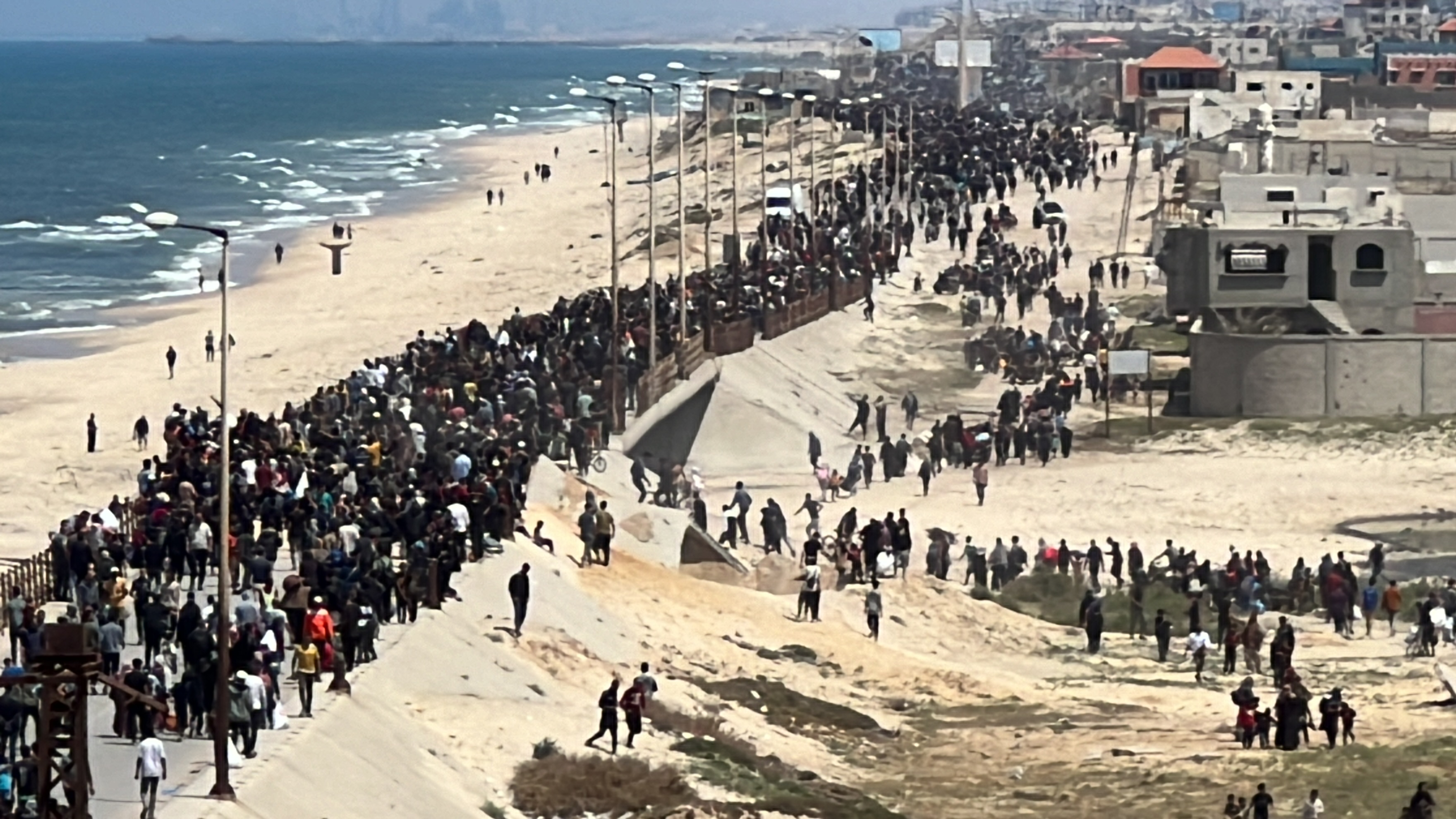 استشهاد طفلة.. إصابات جراء اطلاق الاحتلال النار صوب النازحين عند شارع الرشيد غرب غزة
