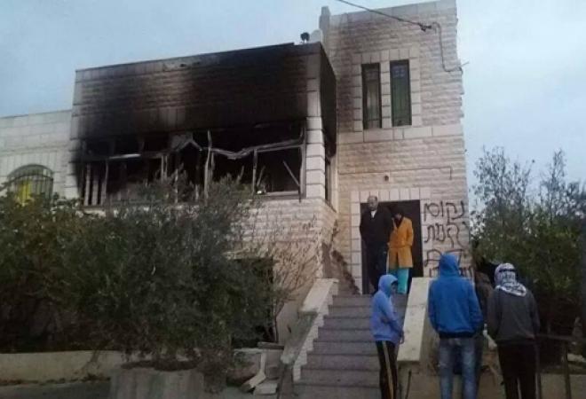 مستوطنون يحاولون إحراق منزل عقب اقتحامهم دير ابزيع غرب رام الله
