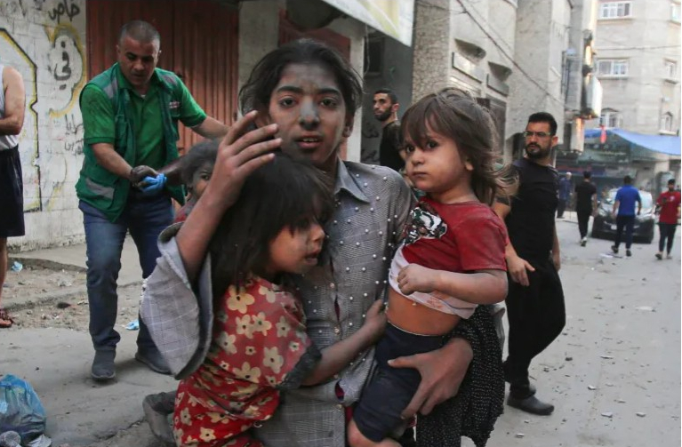 في غزة وخلف الشاشات.. كيف نتعامل مع أطفالنا خلال الأحداث الدائرة في فلسطين؟
