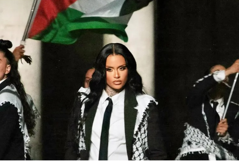 بالكوفية والعلم الفلسطيني.. الأميركية كيلاني تصدر أغنية "إلى جوارك"