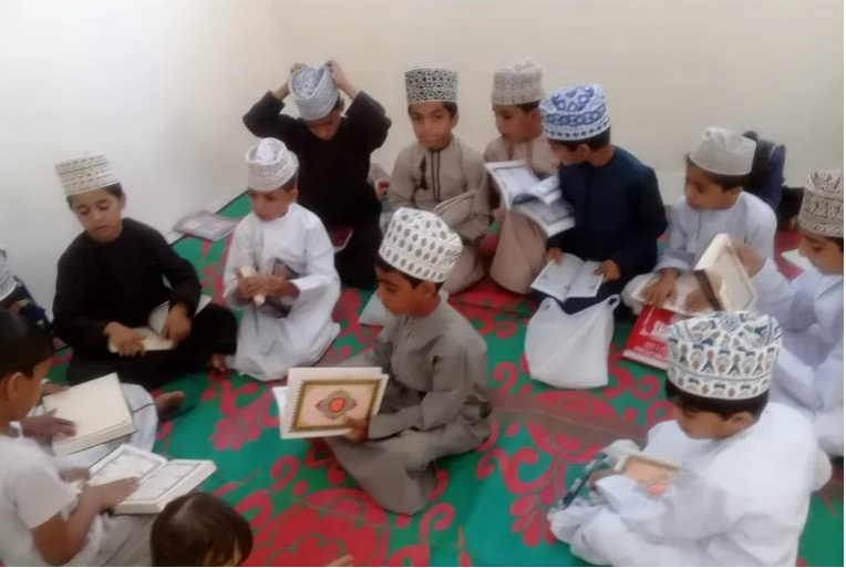 حكاية من عُمان.. سيدة تطلق مشروع محو الأمية وتفوز بجائزة مرموقة للعمل التطوعي
