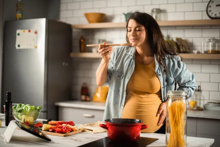 كم وجبة ينبغي أن تتناول الحامل يوميا؟ وأي الأطعمة تتجنب؟
