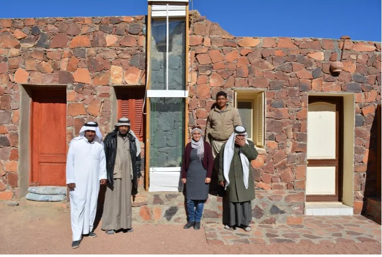 معمارية مصرية تصمم بالقش بيوتا ذات أربعة أدوار في السويد
