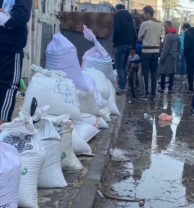 غزيون في طوابير... مخابز بلا دقيق ومطاحن بلا وقود
