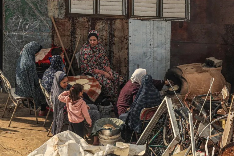 نساء غزة يعشن ظروفاً لا تطاق ويعانين فقدان الخصوصية
