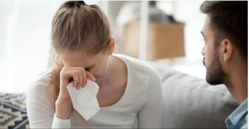 لماذا يضعف الرجال أمام دموع النساء؟.. دراسة توضح
