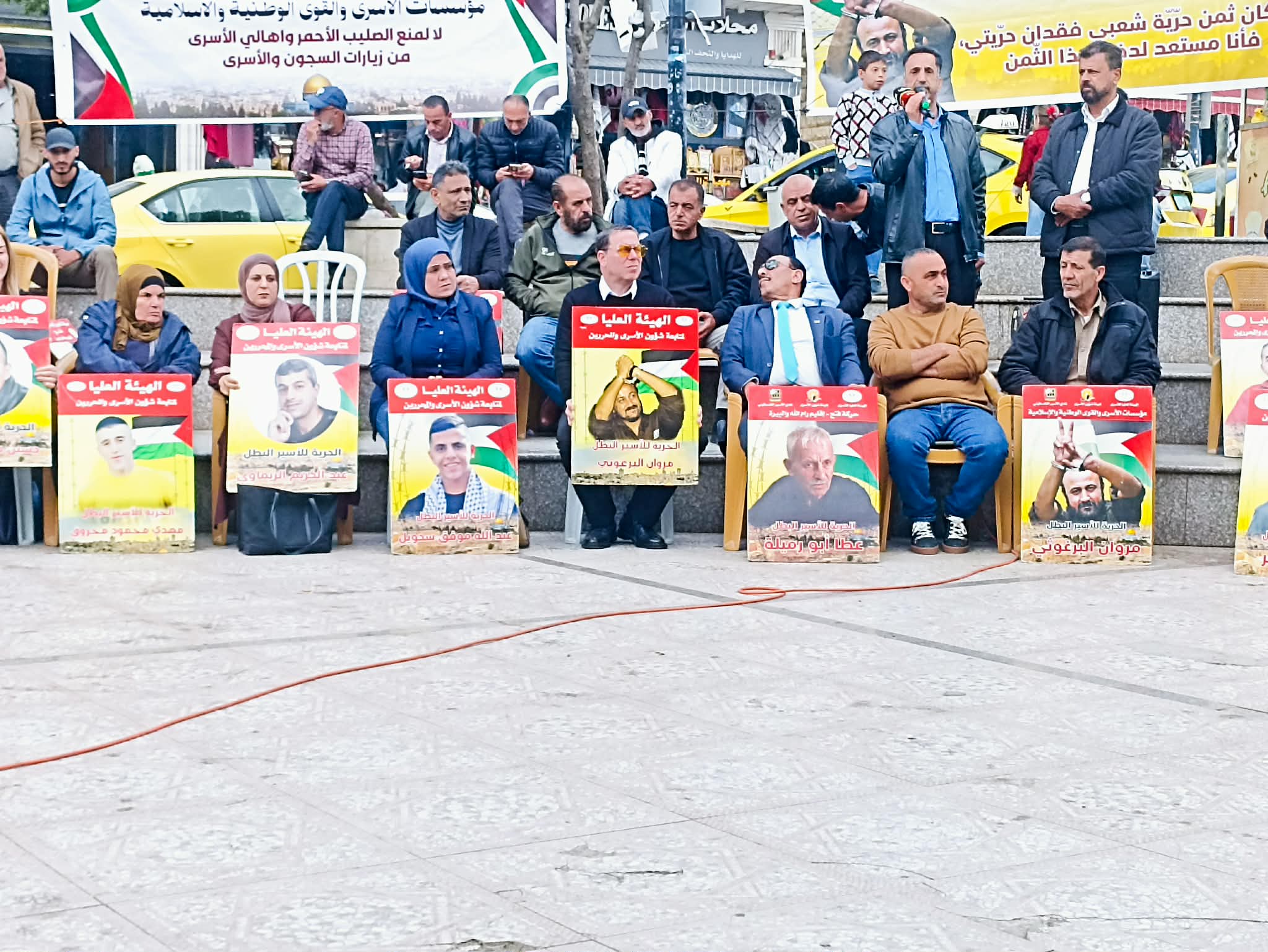 اعتصام اسنادي للمعتقلين في ساحة مركز البيرة الثقافي

