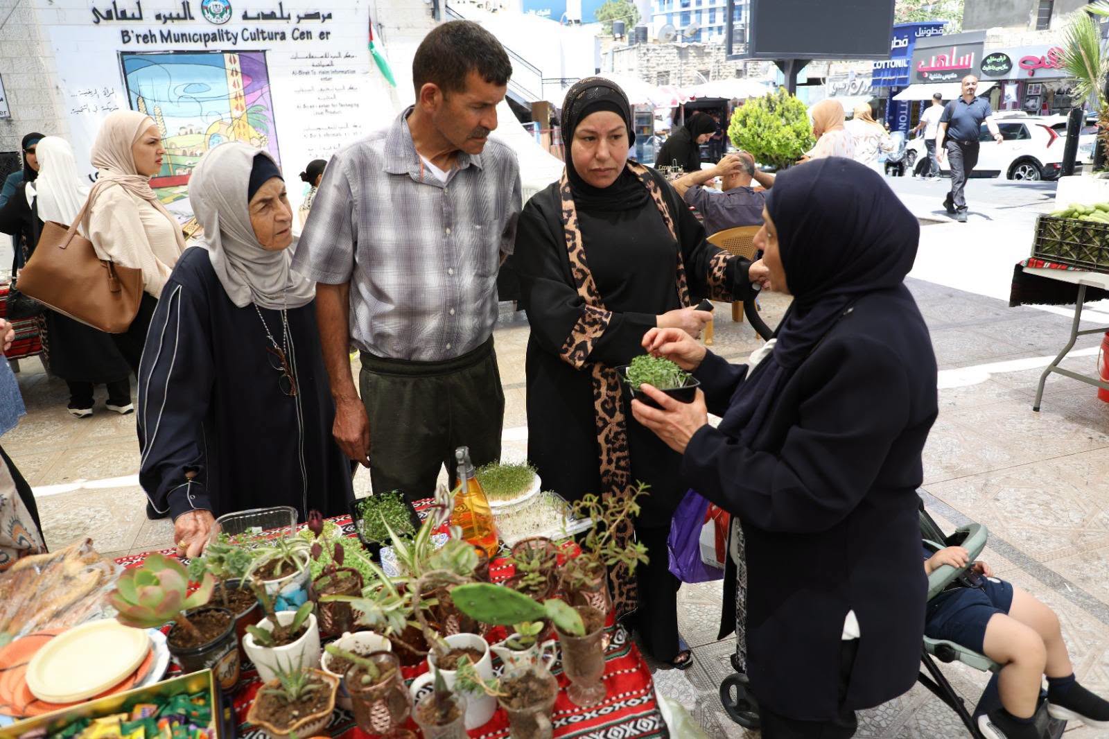 بلدية البيرة تطلق سوق الفلاحين في موسمه الثامن دعمًا للمنتج المحلي وصمود المزارعين
