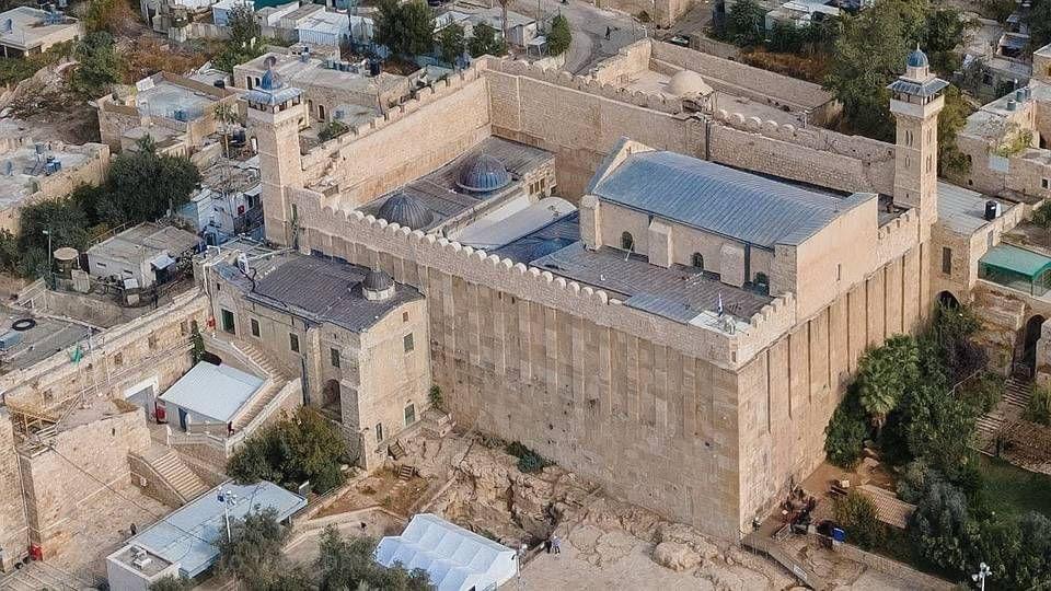 سقف صحن الحرم الابراهيمي.. تغيير لمعالم تاريخية ومحاولة لفرض سيطرة كاملة عليه

