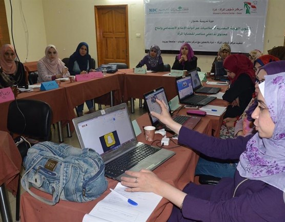 مركز تطوير الإعلام وشؤون المرأة يفتتحان دورة للإعلاميات بغزة
