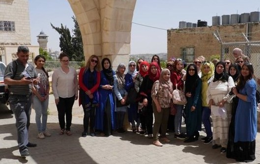 وفد نسائي بريطاني وفلسطيني يطلع على أعمال "أدوار" لدعم المرأة