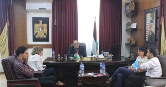 مؤسسة "مريم" تطلع محافظ جنين على مهرجان مكافحة سرطان الثدي