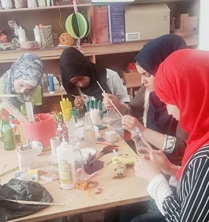 ورشة للشابات لإعادة استخدام المواد القديمة والاستفادة منها في العروب
