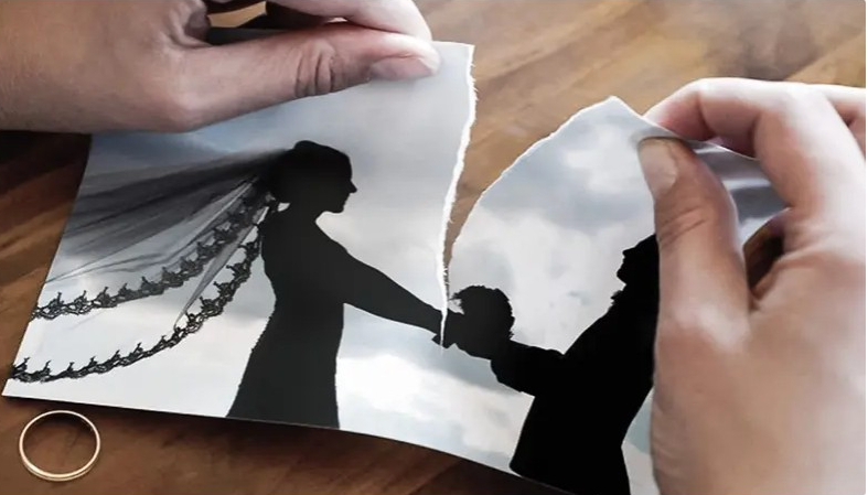 تزوجها لتحسين النسل.. طلق عروسه في "الصباحية" بسبب لون عينيها

