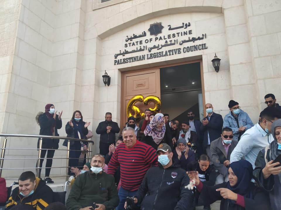 صوت| الحكومة تصادق على نظام التأمين الصحي .. ذوو الإعاقة ينتصرون بعد اعتصام 63 يوماً في المجلس التشريعي