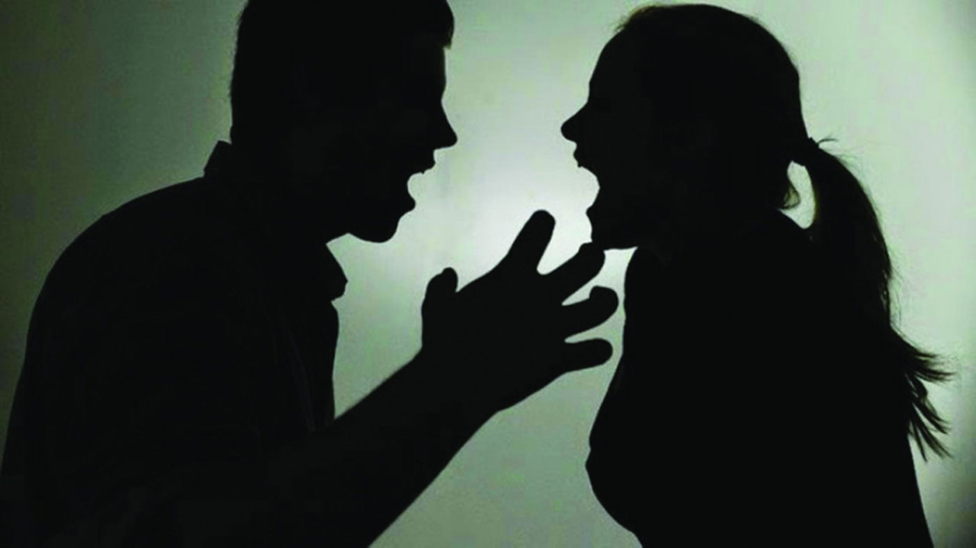 مواطن يسكب ماء مغلياً على زوجته ويصيبها بحروق في مخيم الفارعة