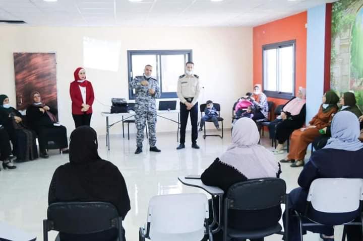 صوت| بلدية البيرة وجهاز الضابطة الجمركية يطلقان حملة "كمامتك، صحتك"
