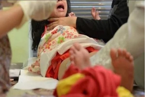 إحالة طبيب مصري للمحاكمة التأديبية لإجراء عملية ختان لطفلة
