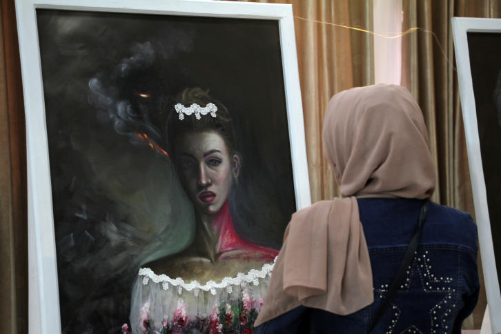 صور| معرض فنّي بغزة لمناهضة العنف ضدّ النساء
