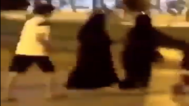 التحرش بامرأة في السعودية يلهب "تويتر".. ومطالب بالقبض على الفاعل (فيديو)
