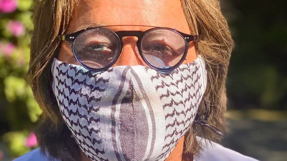 الكوفيّة الفلسطينيّة تنقلب قناعاً ضد كورونا في أميركا
