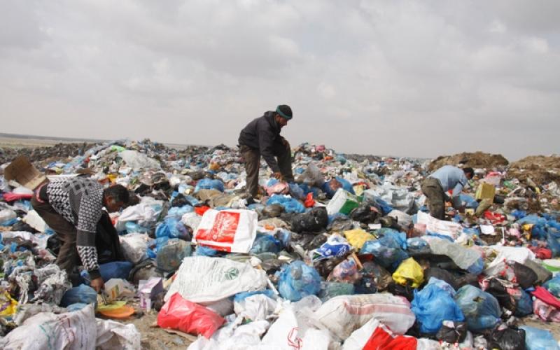 صوت | تقرير أممي صادم: الفقر يتوحش بالأراضي الفلسطينية وبعضهم يبحث عن الطعام في القمامة

