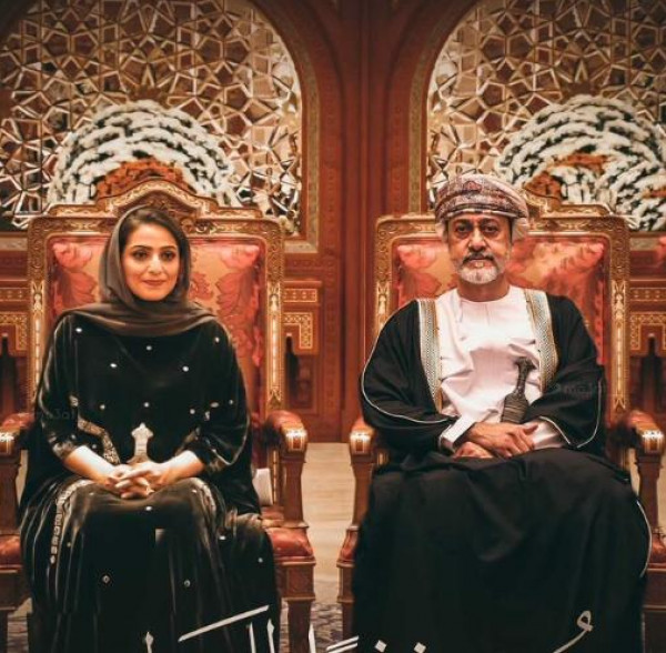 هاشتاج "السيدة الجليلة" يتصدر (تويتر).. الظهور الأول لحرم سلطنة عمان يخطف الانظار
