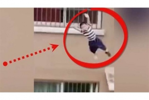 سبب مبكي يمنع أم من إنقاذ ابنها قبل سقوطه من شرفة المنزل
