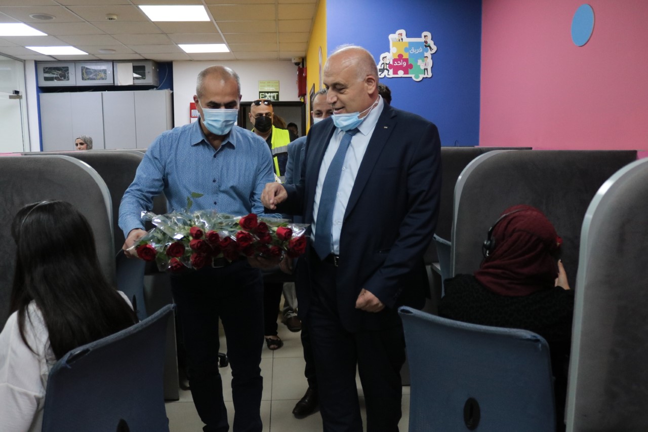 وزير العمل.. يكرم المرأة الفلسطينية العاملة في يومها الوطني

