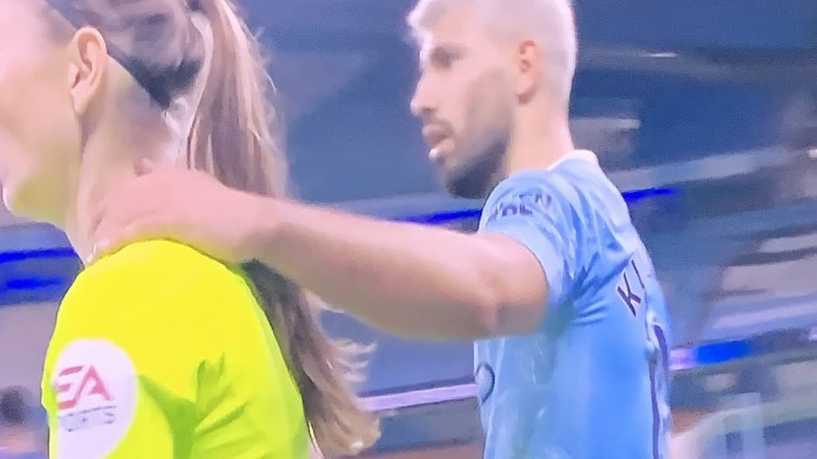 فيديو| غضب بسبب تحرش اللاعب أغويرو بالحكمة اثناء مباراة في الدوري الإنجيلزي
