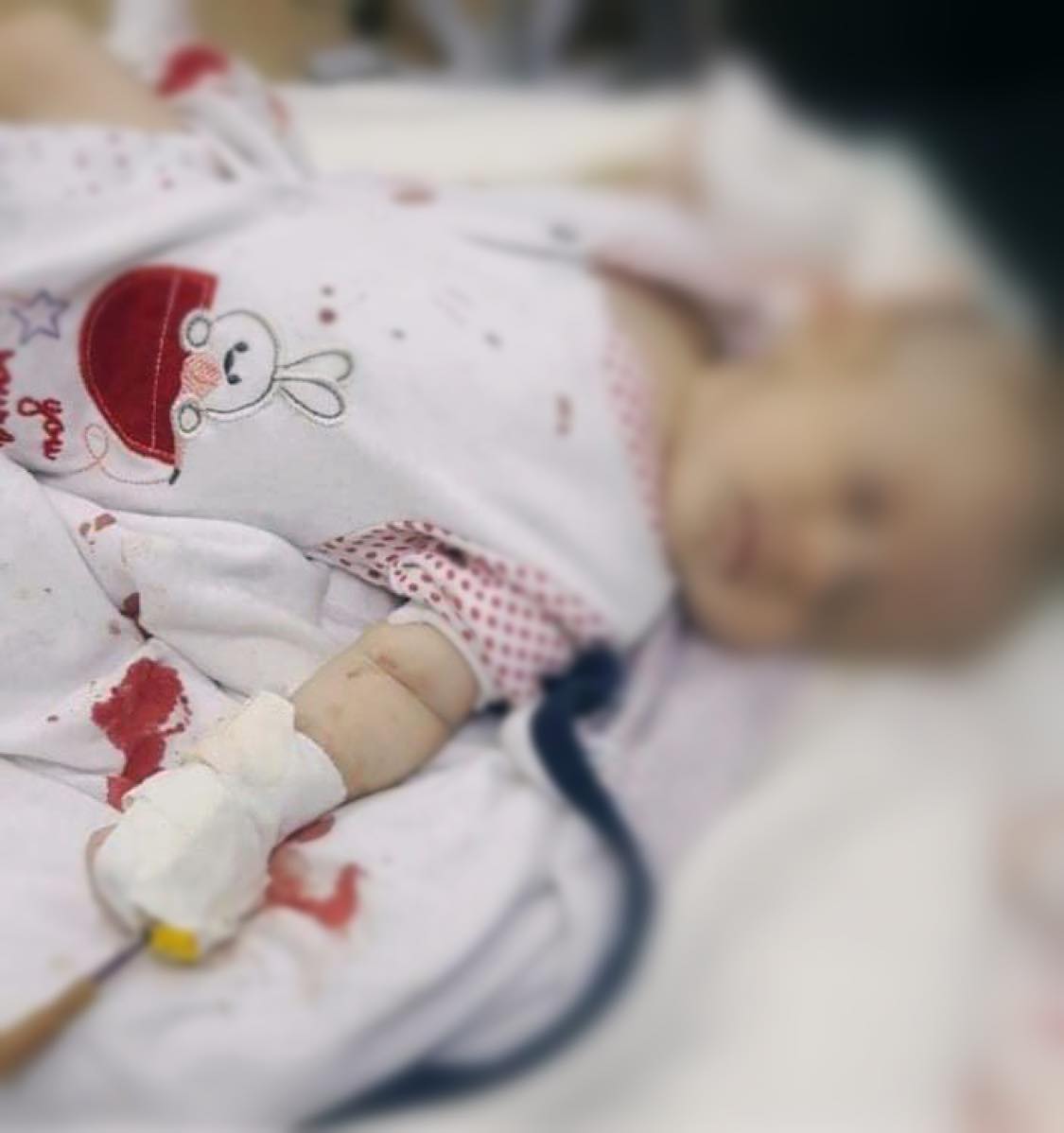 صوت| الحالة الثامنة بالعالم..عائلة الرضيعة رزان الوحوش تناشد الرئيس لإنقاذ حياتها !
