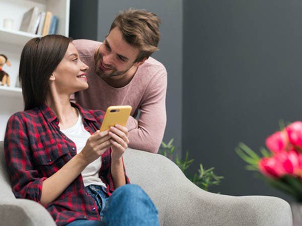 كيف تستثمر "البقاء بالمنزل" لتجديد العلاقات الزوجية؟
