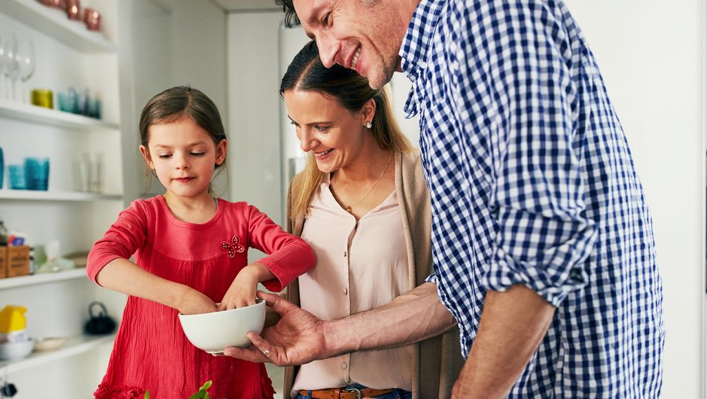 أساسيات ينبغي أن تعلّمها الأم لطفلها قبل بلوغه مرحلة المراهقة
