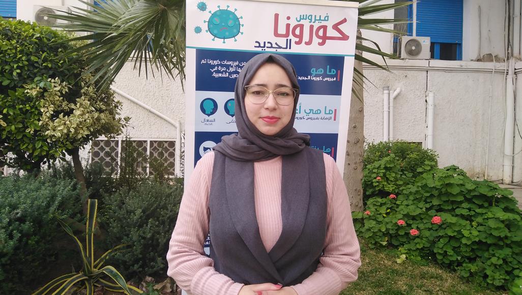 شيماء التونسية.. تفان في نقل معطيات فيروس كورونا إلى لغة الإشارة
