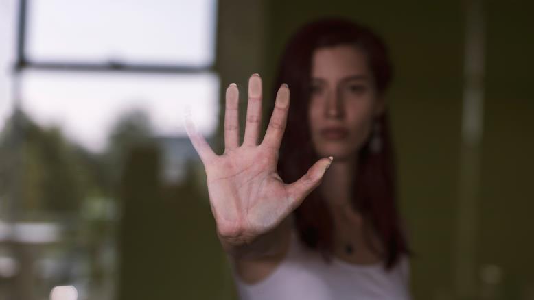 بعد حصارهن منزليا بسبب كورونا.. نساء إيطاليا المعنفات يواجهن صعوبة في طلب المساعدة
