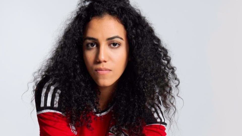ملكة الفيفا.. أول مصرية محترفة في ملاعب إنجلترا تروي تجربتها
