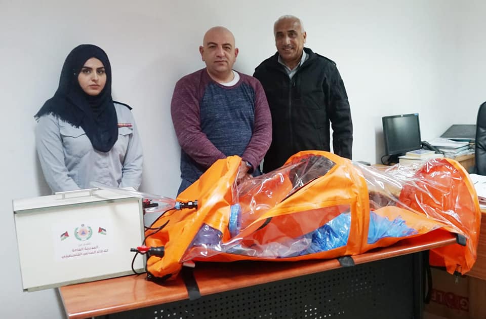 الدفاع المدني يسلم الخدمات الطبية العسكرية كبسولة عزل المصابين بهدف وقاية طواقمها
